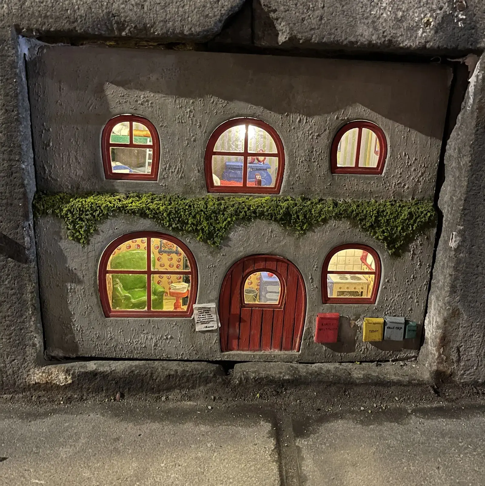 Vista frontale della casa in miniatura di Bamse installata in Södermalm