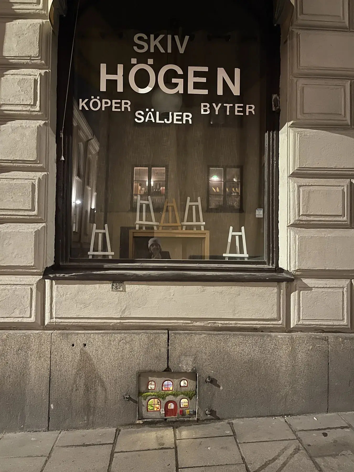 La casa in miniatura di Bamse accanto alla vetrina Södermalm dove è installato