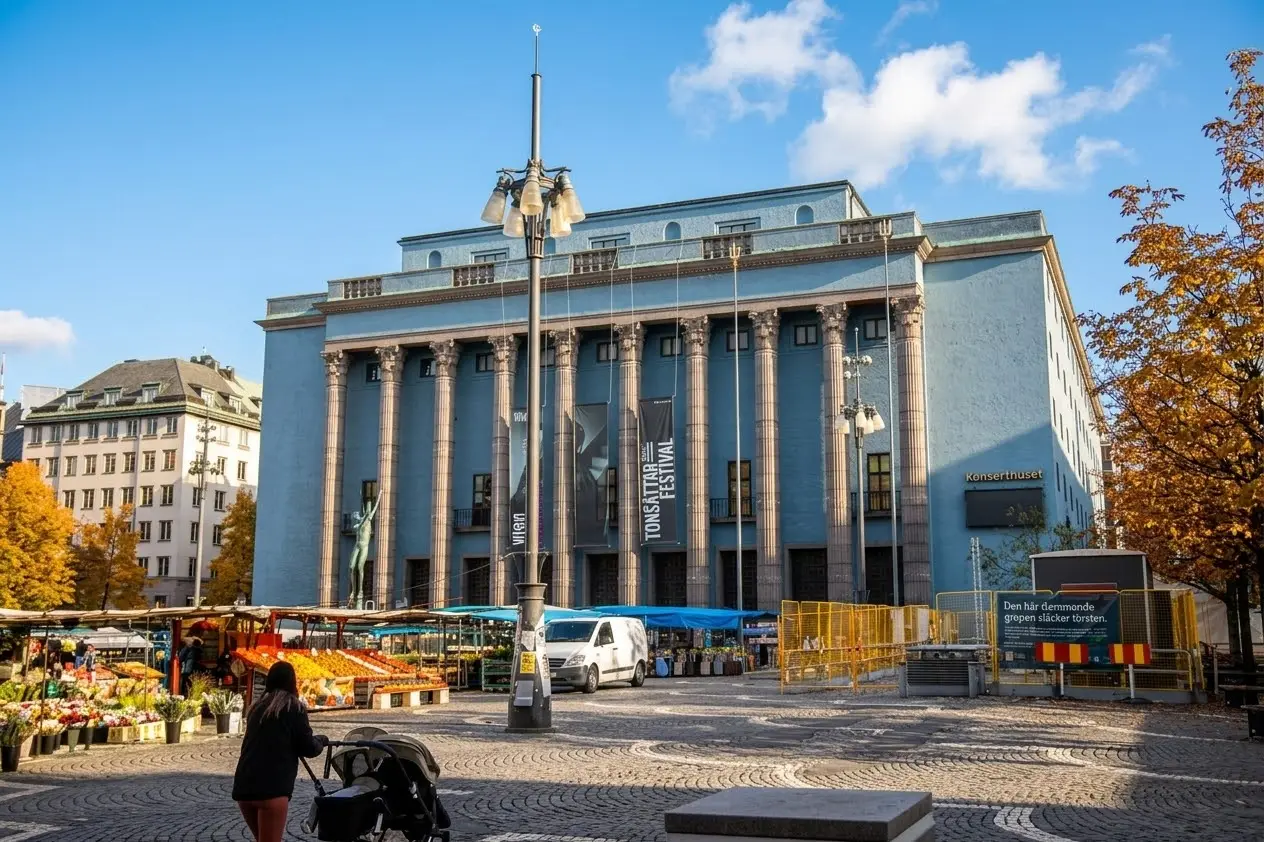 La salle de concert Konserthuset et le marché de Hötorget à Stockholm
