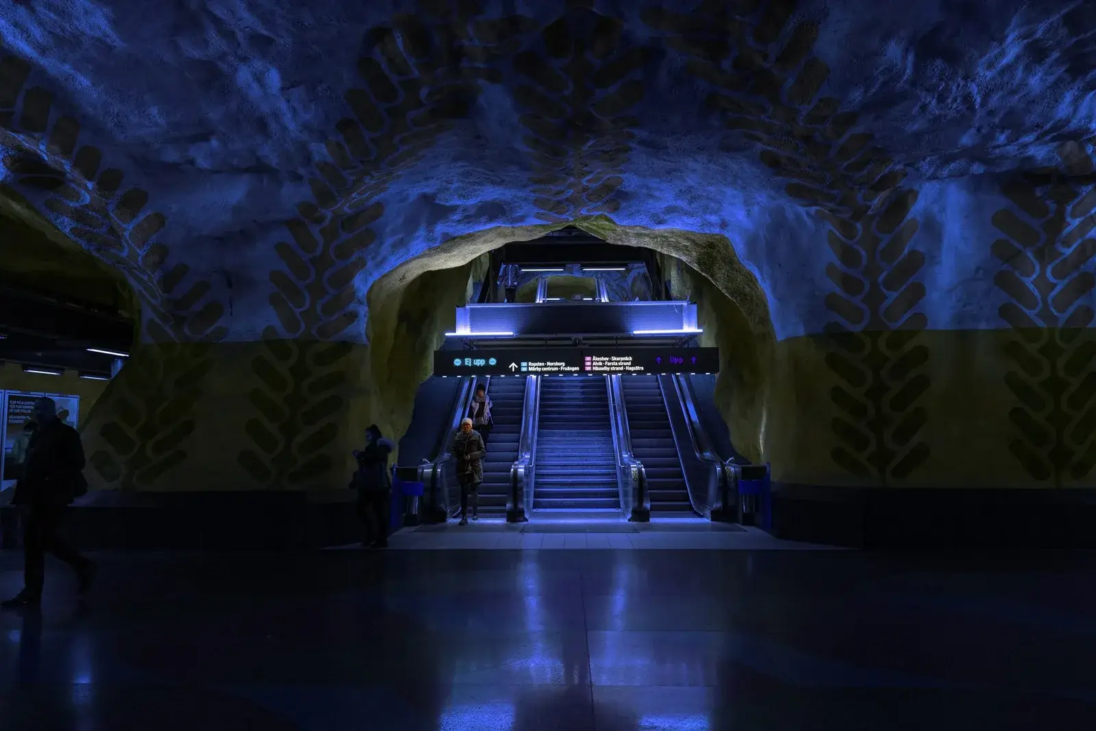 Immersiva installazione artistica viola-blu alla Fargfabriken