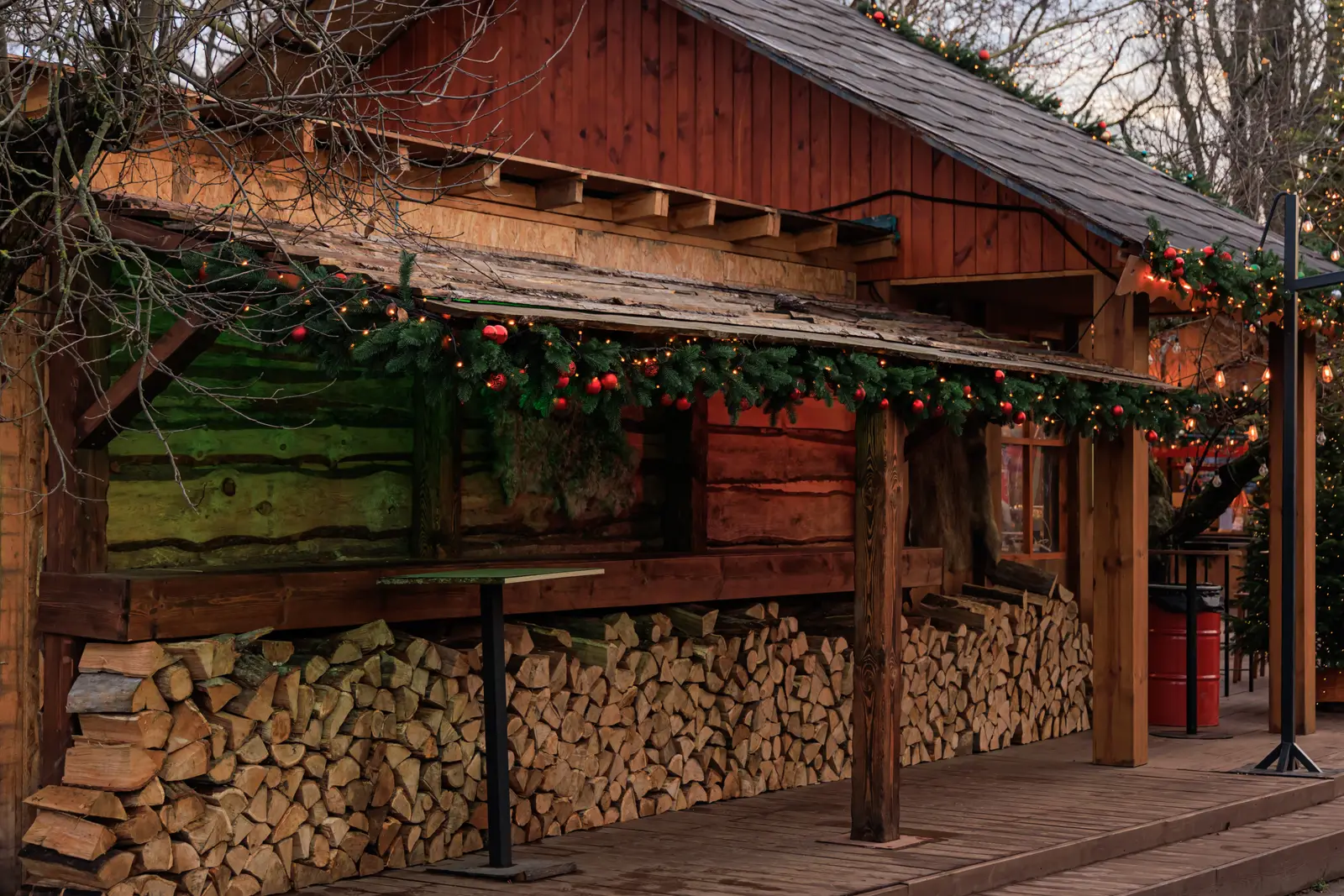 Étal décoré du marché de Noël de Skansen