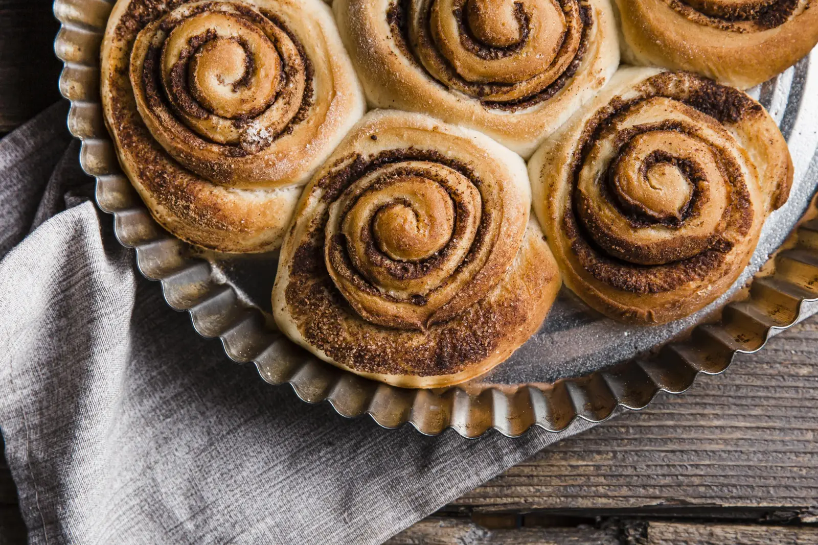 Petits pains à la cannelle fraîche disposés dans un plat allant au four pour fika