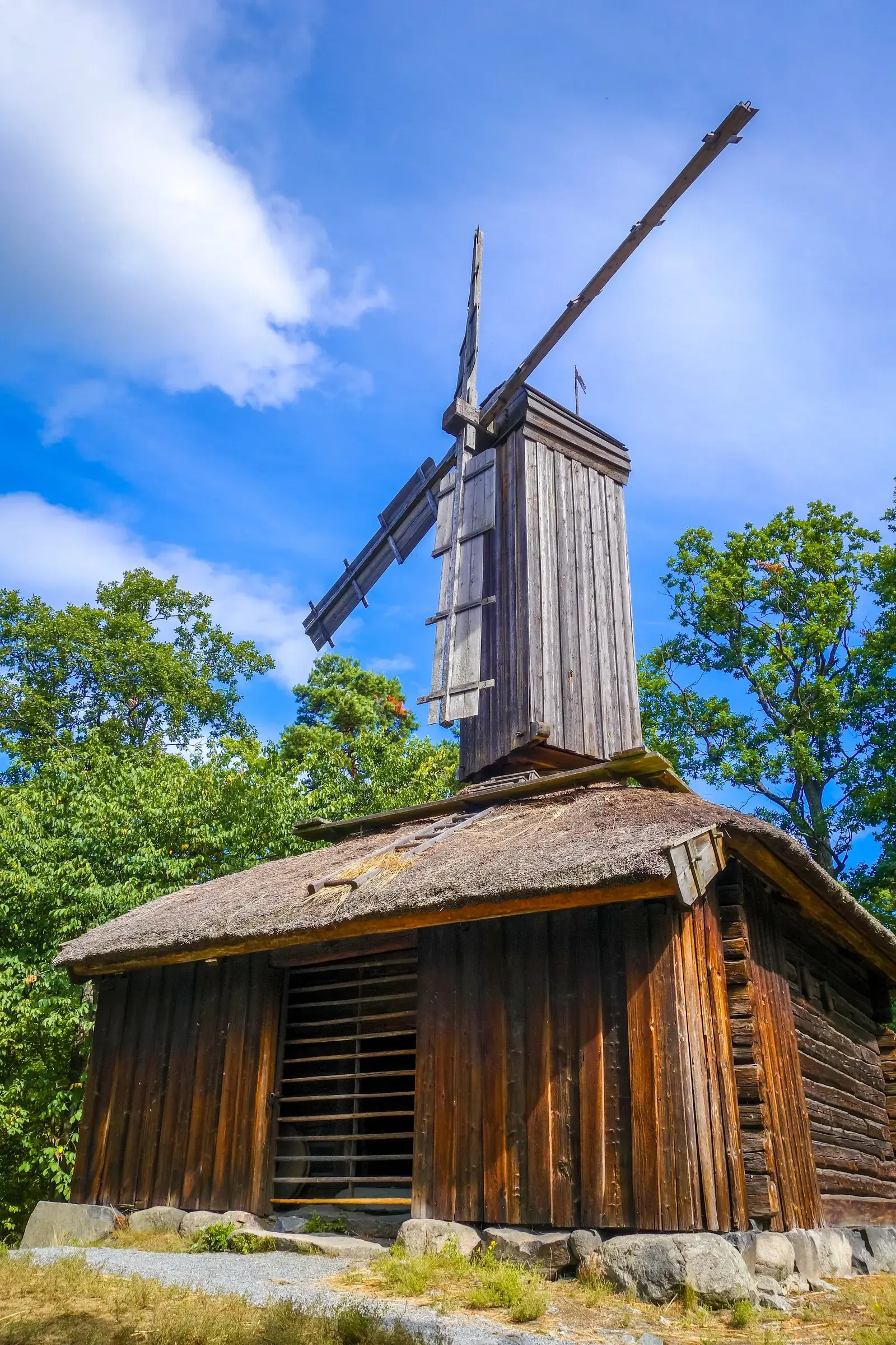 Moulin à vent traditionnel et bâtiment historique en bois à Skansen à Stockholm
