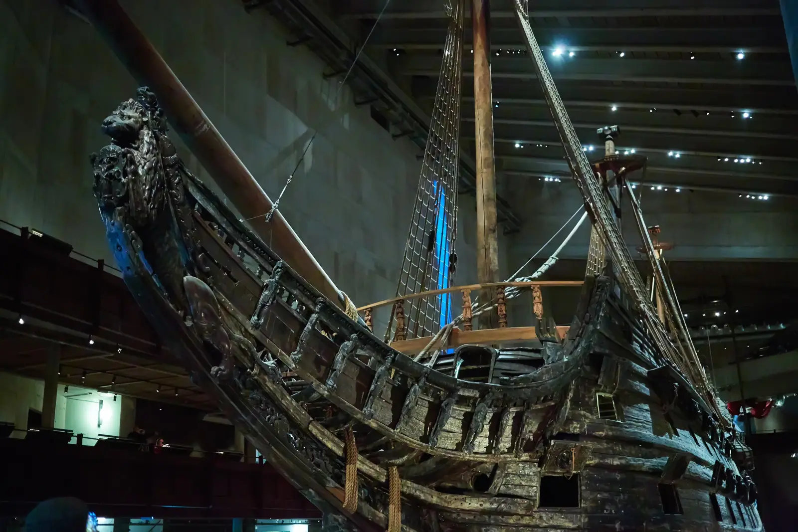 Vue du navire de guerre Vasa depuis la proue à l'intérieur du Musée Vasa à Stockholm