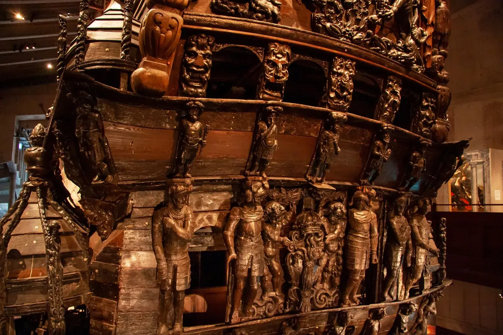 Dettagli decorati della poppa della nave Vasa all'interno del museo
